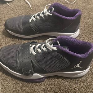 Jordan BCT Low men’s 11
Cool Grey/White-Club Purple